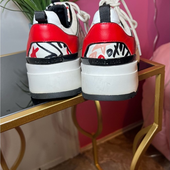 Stylish White and Red Sneakers with Heart Design - Picture 6 of 6